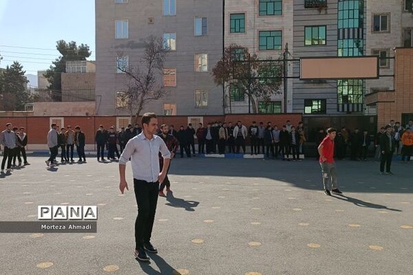 برگزاری مسابقات فوتبال در مدرسه پسرانه آل یاسین بین گروه‌های دانش‌آموزی و دبیران