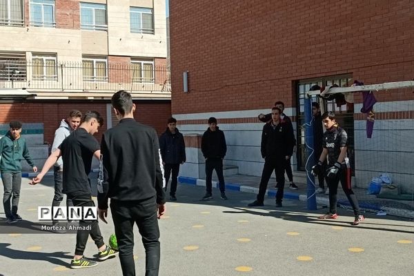 برگزاری مسابقات فوتبال در مدرسه پسرانه آل یاسین بین گروه‌های دانش‌آموزی و دبیران