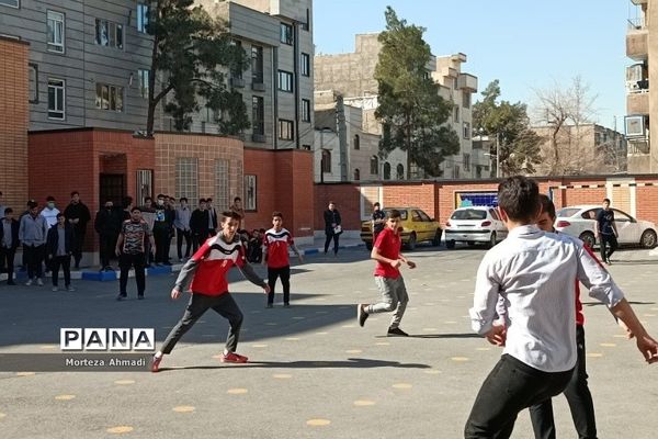 برگزاری مسابقات فوتبال در مدرسه پسرانه آل یاسین بین گروه‌های دانش‌آموزی و دبیران