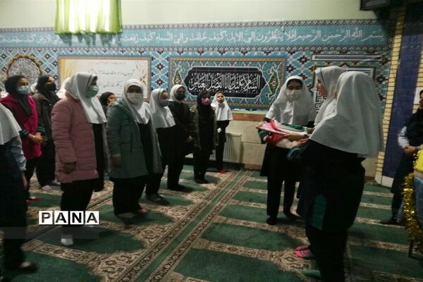رونمایی از کتاب یادواره دانش‌آموزان شهید به قلم دانش‌آموزان دبستان حضرت آیت الله خامنه ای