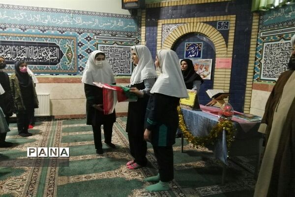رونمایی از کتاب یادواره دانش‌آموزان شهید به قلم دانش‌آموزان دبستان حضرت آیت الله خامنه ای