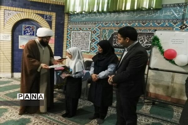 رونمایی از کتاب یادواره دانش‌آموزان شهید به قلم دانش‌آموزان دبستان حضرت آیت الله خامنه ای