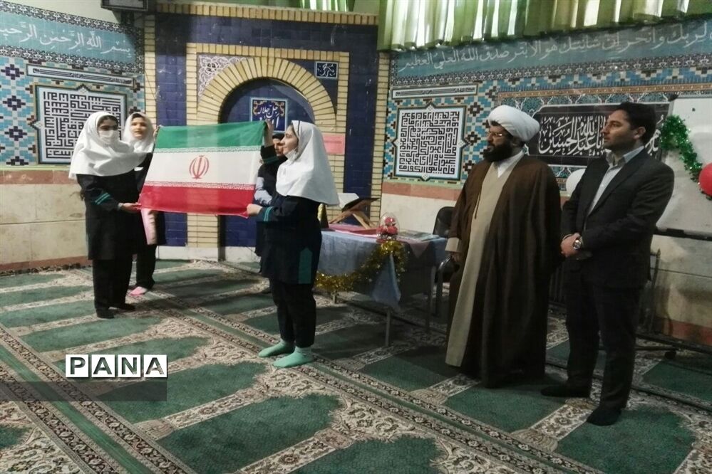 رونمایی از کتاب یادواره دانش‌آموزان شهید به قلم دانش‌آموزان دبستان حضرت آیت الله خامنه ای