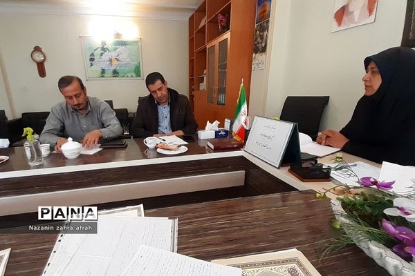 نشست کیفیت‌بخشی آموزشی و پرورشی مدارس متوسطه اول در رودهن 