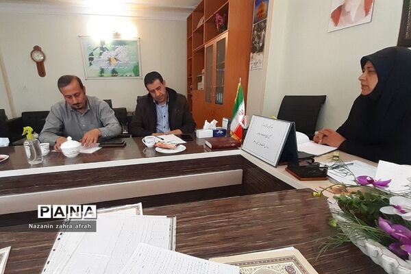 نشست کیفیت‌بخشی آموزشی و پرورشی مدارس متوسطه اول در رودهن 