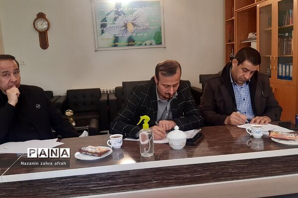 نشست کیفیت‌بخشی آموزشی و پرورشی مدارس متوسطه اول در رودهن 