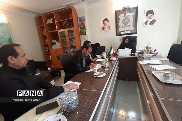 نشست کیفیت‌بخشی آموزشی و پرورشی مدارس متوسطه اول در رودهن 