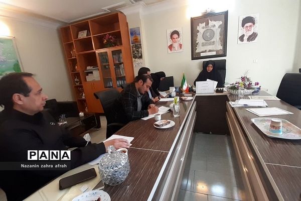 نشست کیفیت‌بخشی آموزشی و پرورشی مدارس متوسطه اول در رودهن 