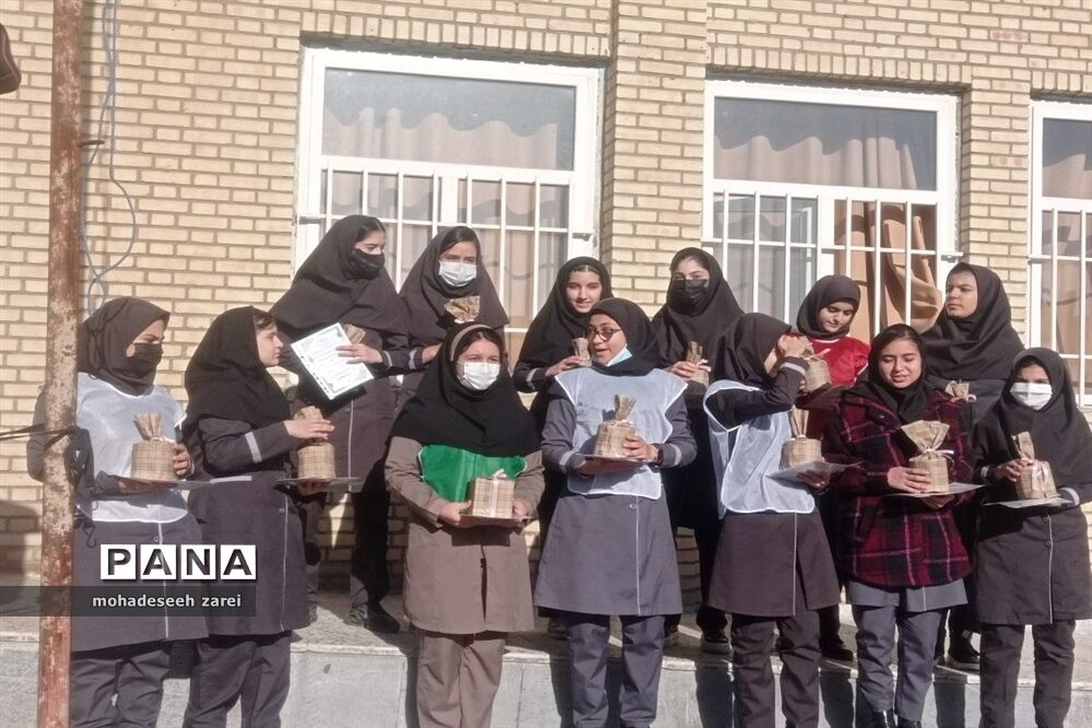 تقدیر از دانش‌آموزان برتر تحصیلی در مدرسه عترت قرچک