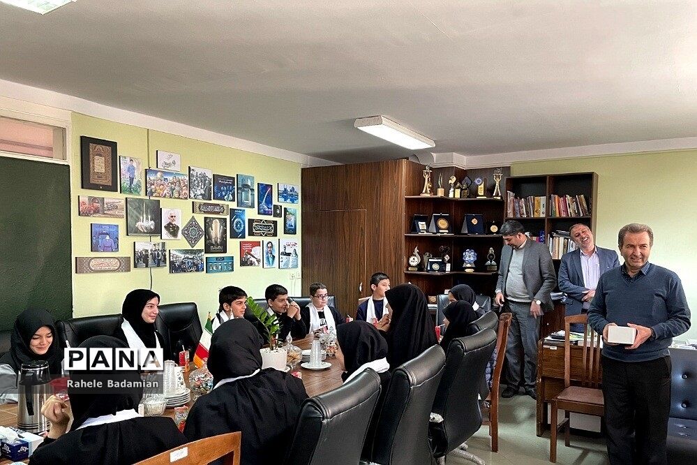 اجرا سرود دانش‌آموزان کانون فرهنگی تربیتی سمیه شهرری در وزارت آموزش و پرورش