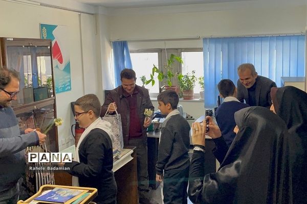 اجرا سرود دانش‌آموزان کانون فرهنگی تربیتی سمیه شهرری در وزارت آموزش و پرورش