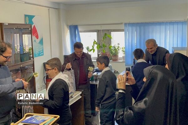 اجرا سرود دانش‌آموزان کانون فرهنگی تربیتی سمیه شهرری در وزارت آموزش و پرورش