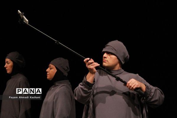 اجرای نمایش همه چیز می‌گذرد، تو نمی‌گذری