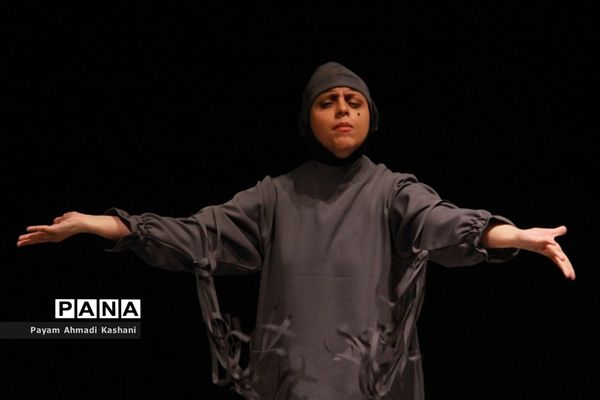 اجرای نمایش همه چیز می‌گذرد، تو نمی‌گذری