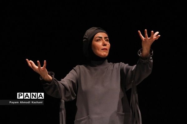 اجرای نمایش همه چیز می‌گذرد، تو نمی‌گذری