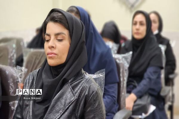 برگزاری کارگاه توانمندسازی آموزگاران مدارس غیردولتی در ناحیه‌ یک‌ بهارستان