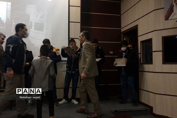 تقدیر از دانش‌آموزان برگزیده و فعال دبیرستان شهید بهشتی رودهن
