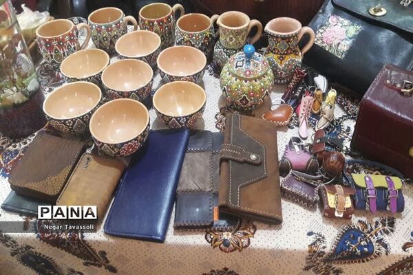 برگزاری نمایشگاه فروش صنایع‌دستی دانش‌آموزان در اداره فرهنگ و ارشاد