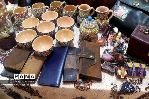 برگزاری نمایشگاه فروش صنایع‌دستی دانش‌آموزان در اداره فرهنگ و ارشاد