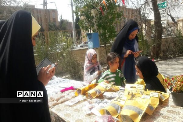 برگزاری نمایشگاه فروش صنایع‌دستی دانش‌آموزان در اداره فرهنگ و ارشاد