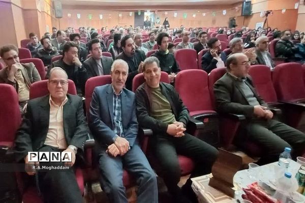 تجلیل از معلمان و دانش‌آموزان برگزیده مسابقات ورزشی