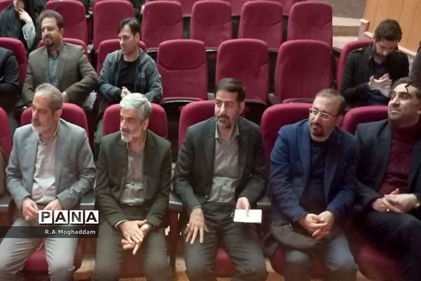 تجلیل از معلمان و دانش‌آموزان برگزیده مسابقات ورزشی