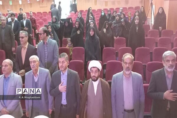 تجلیل از معلمان و دانش‌آموزان برگزیده مسابقات ورزشی