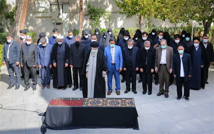 اقامه نماز رهبر انقلاب بر پیکر همسر شهید آیت‌الله مطهری