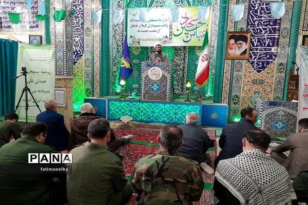 حضور پاسداران در نماز جمعه به مناسبت روز پاسدار