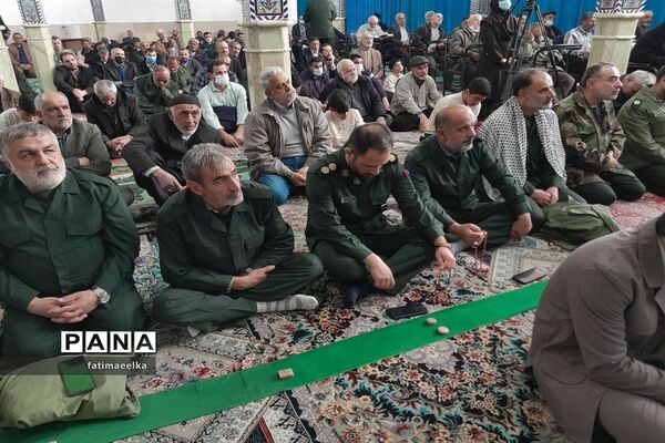 حضور پاسداران در نماز جمعه به مناسبت روز پاسدار