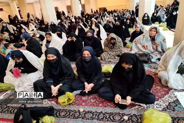 حضور پرشوردانش‌آموزان آموزش و پرورش ناحیه 2 شیراز در مراسم نماز جمعه