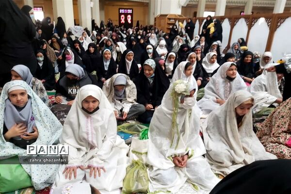 حضور پرشوردانش‌آموزان آموزش و پرورش ناحیه 2 شیراز در مراسم نماز جمعه