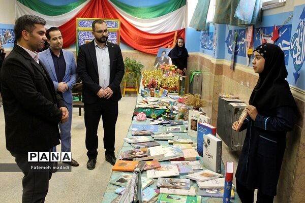 بازید از نمایشگاه و دستاوردهای مدرسه انقلاب دبیرستان سپاهان و حضرت زینب در بهارستان ۲