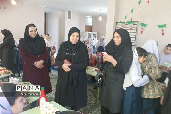 برگزاری بازارچه دانش‌آموزی در دبستان کوثر رودهن