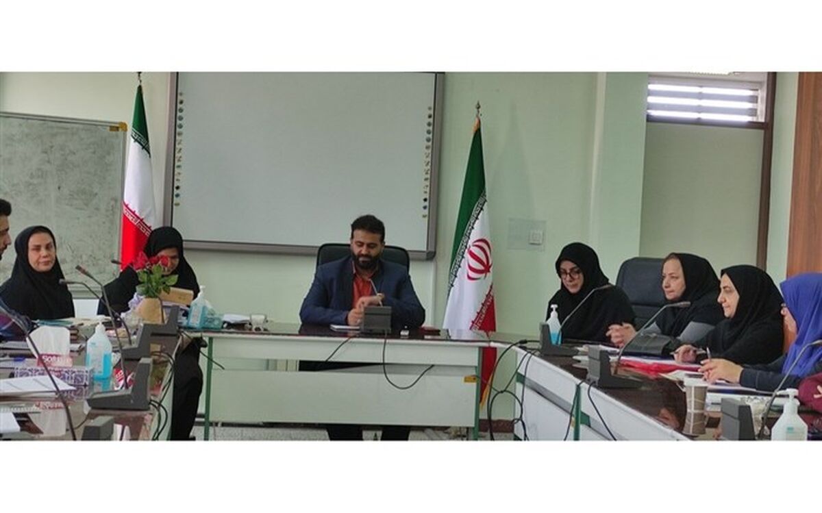 مشاوران و مدیران در رأس برنامه‌های تعلیم و تربیت مدارس قراردارند