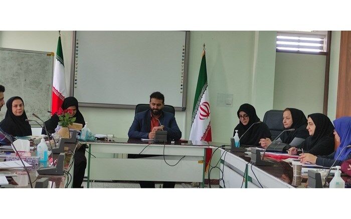 مشاوران و مدیران در رأس برنامه‌های تعلیم و تربیت مدارس قراردارند