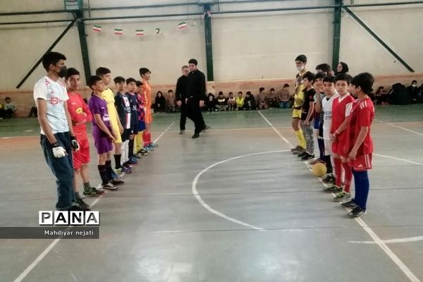 برگزاری مسابقات فوتبال در مدارس ابتدایی پسرانه روستای مهرآباد رودهن