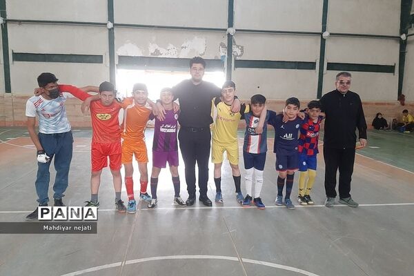 برگزاری مسابقات فوتبال در مدارس ابتدایی پسرانه روستای مهرآباد رودهن