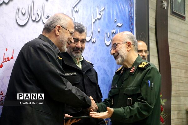 آیین تجلیل از خادمان دومین کنگره ملی شهدای استان قم
