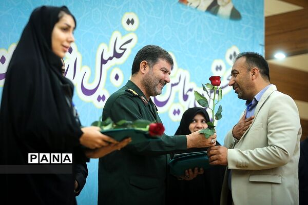 همایش ملی تجلیل از دبیران منتخب درس آمادگی دفاعی کشور