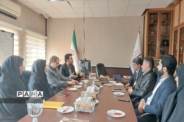 اهدا گل و تبریک هفته امور تربیتی به کارشناسان اداره‌کل آموزش وپرورش شهرستان‌های استان تهران