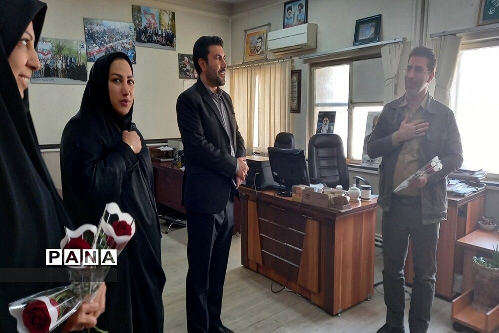 اهدا گل و تبریک هفته امور تربیتی به کارشناسان اداره‌کل آموزش وپرورش شهرستان‌های استان تهران