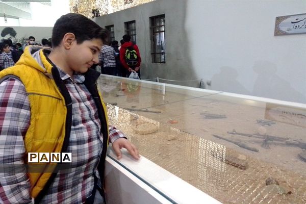 بازدید جاماندگان راهیان نور از باغ موزه انقلاب اسلامی و تجدید پیمان با آرمان‌های دفاع مقدس