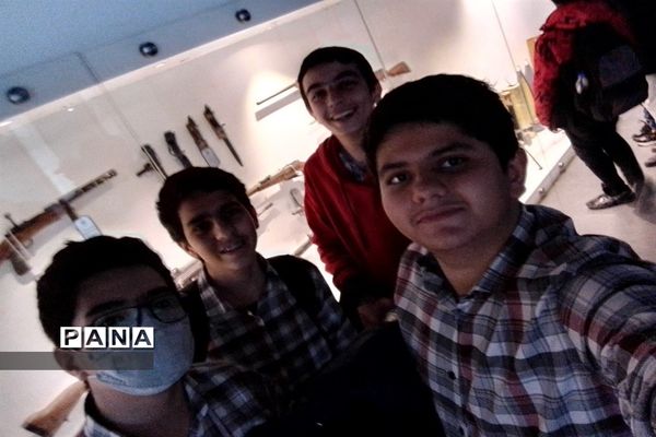 بازدید جاماندگان راهیان نور از باغ موزه انقلاب اسلامی و تجدید پیمان با آرمان‌های دفاع مقدس