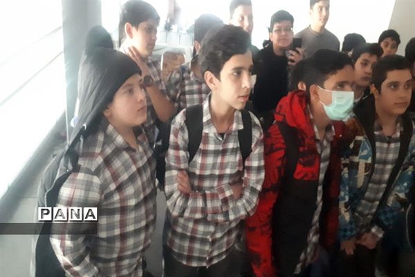 بازدید جاماندگان راهیان نور از باغ موزه انقلاب اسلامی و تجدید پیمان با آرمان‌های دفاع مقدس