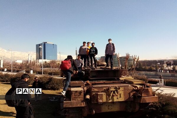 بازدید جاماندگان راهیان نور از باغ موزه انقلاب اسلامی و تجدید پیمان با آرمان‌های دفاع مقدس