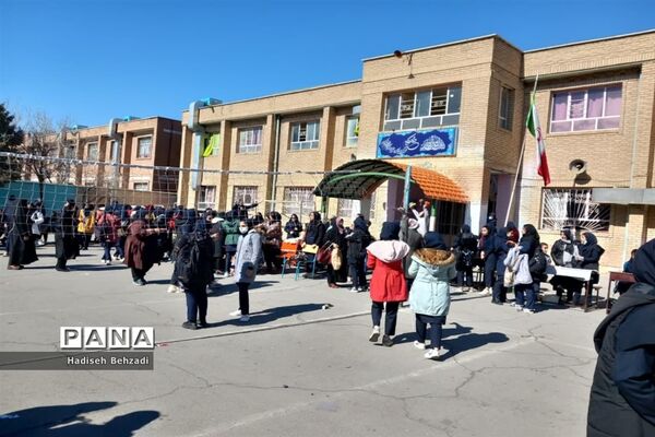 بازارچه آموزش کسب و کاردانش‌آموزان آموزشگاه آیت‌الله گلپایگانی اسلامشهر