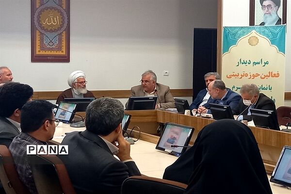 دیدار جمعی از فعالین حوزه تربیتی با نماینده ولی فقیه در استان