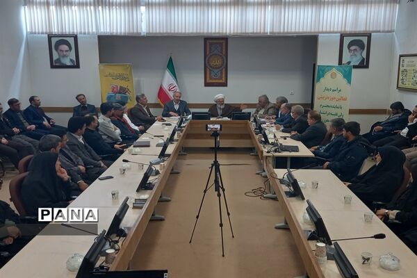 دیدار جمعی از فعالین حوزه تربیتی با نماینده ولی فقیه در استان