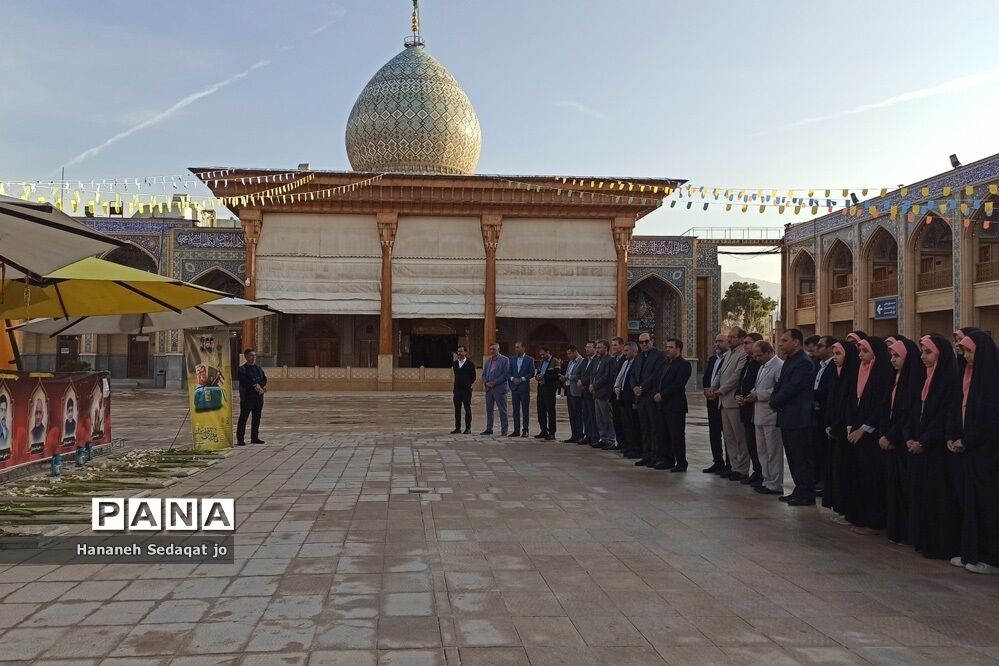 آیین غبارروبی و گل افشانی قبور شهدای حمله تروریستی شاهچراغ(ع) در آغاز هفته امور تربیتی و تربیت اسلامی